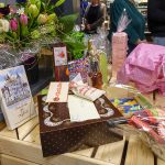 Originelle Geschenke stapeln sich auf dem Präsenttisch im Eingangsbereich