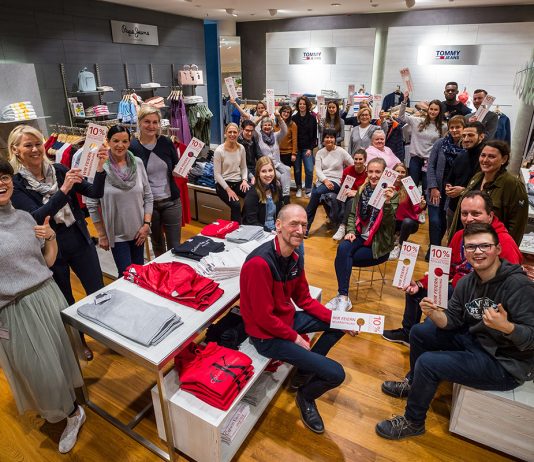 Premiere am historischen Markt: Neueröffnung bei Peek&Cloppenburg Motiviert und engagiert startet das Peek&Cloppenburg-Team in den neuen, attraktiven Geschäftsräumen © Olaf Malzahn