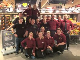 Freude in Niendorf: Der Edeka-Markt Jens ist eröffnet! Das freundliche Team rund um Marktleiter Mirco Hess (Reihe 2, 2.v.re) freut sich über einen guten Start in ein erfolgreiches Jahr im neuen EDEKA-Markt Jens