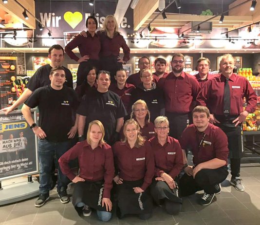 Freude in Niendorf: Der Edeka-Markt Jens ist eröffnet! Das freundliche Team rund um Marktleiter Mirco Hess (Reihe 2, 2.v.re) freut sich über einen guten Start in ein erfolgreiches Jahr im neuen EDEKA-Markt Jens