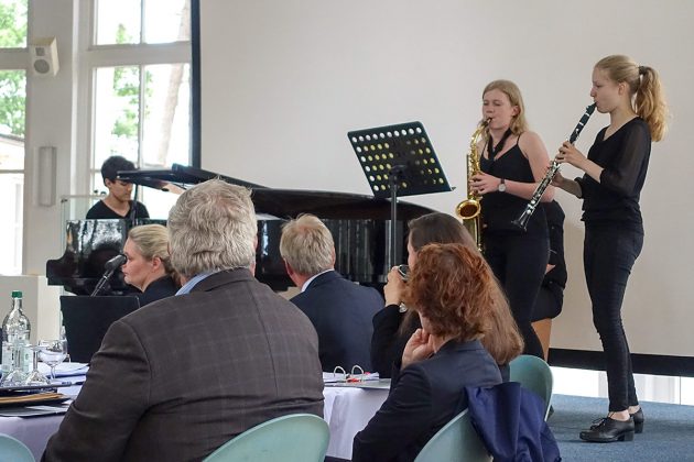 Musik für gute Stimmung: Die jungen Musiker des Ostsee-Gymnasiums spielten sowohl Klassik als auch Jazz.