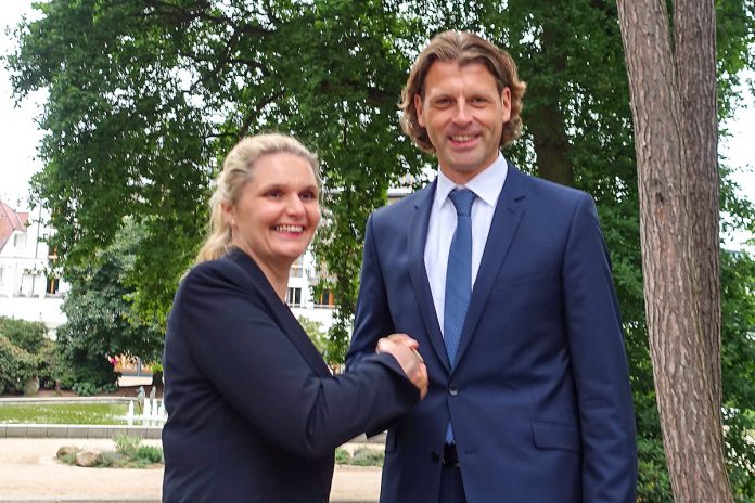 Glückwunsch mit Handschlag: Bürgervorsteherin Anja Evers gratuliert Robert Wagner, dem frisch vereidigten Bürgermeister von Timmendorfer Strand.
