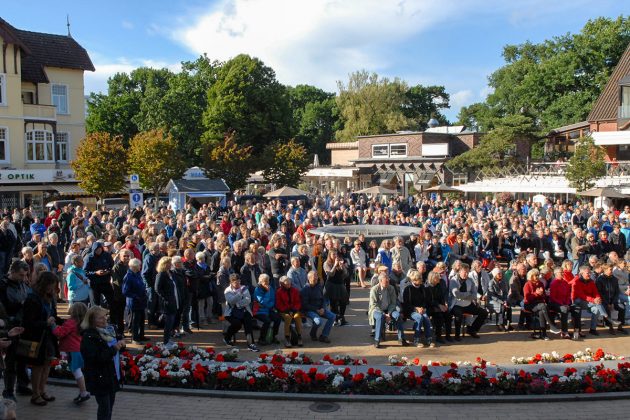 Gute Resonanz und viel Beifall für das traditionelle Opening der JazzBaltica mit der OGT-Band auf dem Timmendorfer Platz © Susanne Dittmann