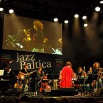 Frauen an die Front: Hildegunn Øiseth dirigierte das Frauenensemble der JazzBaltica im Maritim Seehotel © Susanne Dittmann