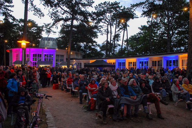 Einzigartige Stimmung beim Konzert im Innenhof der Trinkkurhalle direkt am Meer © Susanne Dittmann