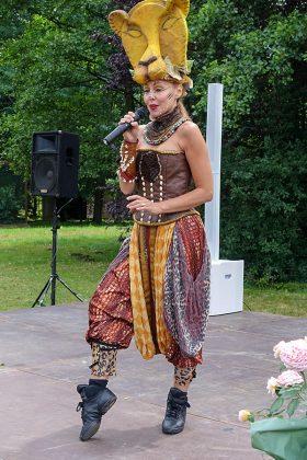 "Hakuna Matata" und andere Songs aus dem König der Löwen, interpretiert auf der Bühne im Vogelpark.