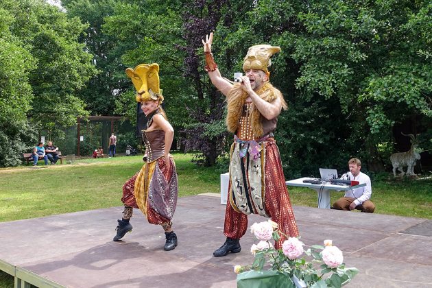 Viel Applaus gab es für die beiden Interpreten im fantasievollen Kostüm und ihre Songs aus dem Musical "Der König der Löwen"