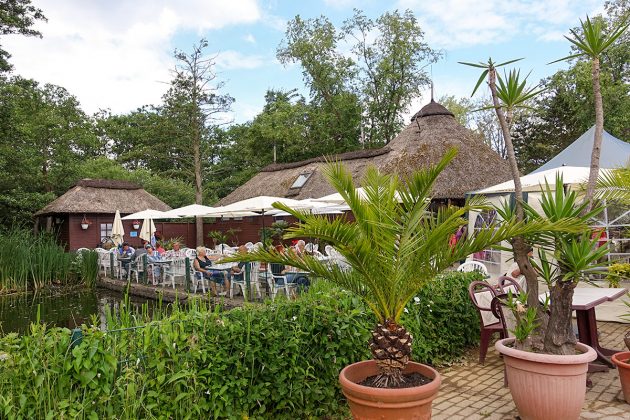 Das kleine Café mit den sonnigen Außenplätzen verwöhnt die Gäste mit frisch gebackenem Kuchen und schönster Aussicht ins Grüne.