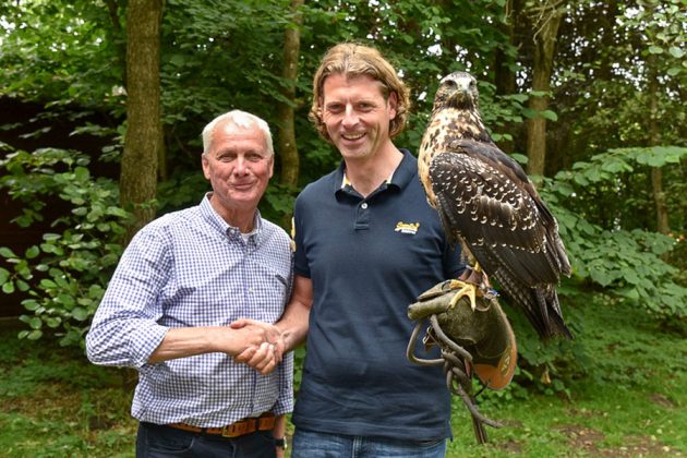 Glückwunsch für den "Vogelvater": Timmendorfs neuer Bürgermeister Robert Wagner (li) trägt einen seltenen Greifvogel und gratuliert Klaus Langfeldt. © Susanne Dittmann