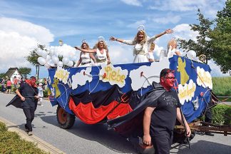 Fantasie und viel Spaß stecken in diesem Festwagen vom Haffkruger Frisierstübchen