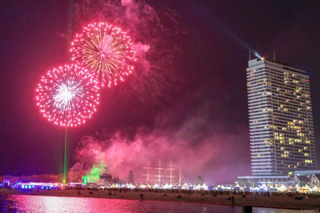 Ein pralles Programm wird auf der Lotsenbühne bis zum Abschlussfeuerwerk geboten. Foto: segel-bilder.de