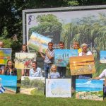 Das Thema „#timmenlove Mein Lieblingsplatz“ hat 97 Künstler inspiriert, ihre Eindrücke auf Leinwand zu bringen. Hier sind die Preisträger dieser Ausstellung im Grünen.