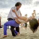 <span class="dquo">„</span>Sierksdorf tanzt“ lautet auch in diesem Jahr das Motto: Hier können Sie ganz locker im Strand die Tanzschritte üben (Foto © TALB)