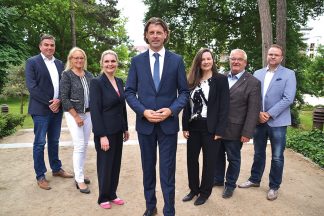 Timmendorfs Bürgermeister Robert Wagner und Bürgervorsteherin Anja Evers mit ihren Stellvertretern vor der Timmendorfer Trinkkurhalle