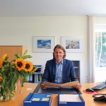 Ein Sonnenblumenstrauß zur Begrüßung: Robert Wagner in seinem neuen Büro