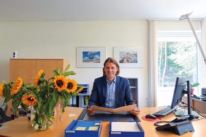 Ein Sonnenblumenstrauß zur Begrüßung: Robert Wagner in seinem neuen Büro