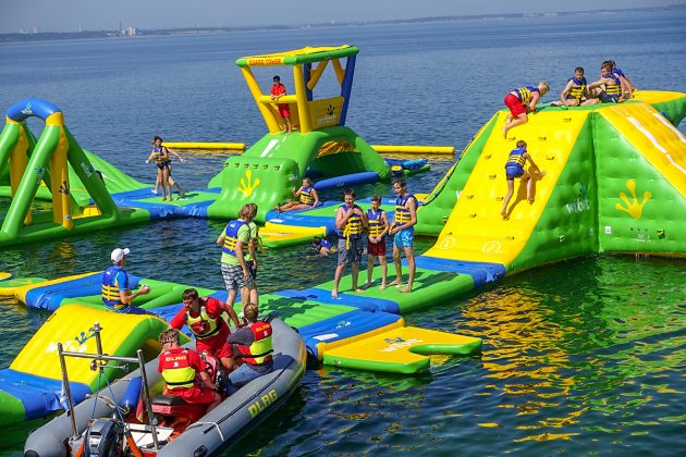 Das Riesending bringt einen Riesenspaß: Im Auf den luftgefüllten "WaterSports" Gummimatten amüsieren sich nicht nur die Kids königlich