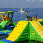 Und da gibt es sogar einen Turm, von dem man mutig ins Wasser springen kann