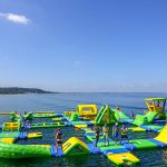 Viel Platz zum Springen, Rutschen, Spielen: Zur Premiere waren auch Timmendorfs Bürgermeister Robert Wagner und Tourismus-Chef Joachim Nitz gekommen