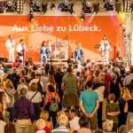 Die Abba-Coverband „Abba Fever“ machte den Anfang auf der Stadtwerke Lübeck Festivalbühne.Foto: segel-bilder.de