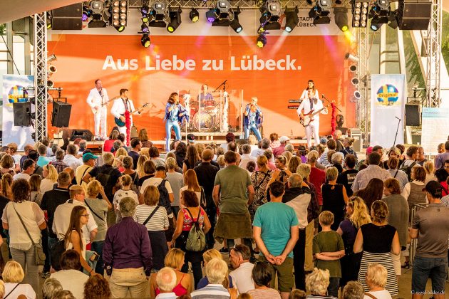 Die Abba-Coverband "Abba Fever" machte den Anfang auf der Stadtwerke Lübeck Festivalbühne.Foto: segel-bilder.de