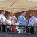 Gesamtwettfahrtleiter Andreas Denecke, der Sportliche Leiter Jens Kath, die LYC-Vorsitzende Andrea Varner-Tümmler, TW-Geschäftsführer Frank Schärffe, Bürgermeister Jan Lindenau und die Moderatoren Ralf Abratis und Maike Jäger eröffneten die Travemünder Woche. Foto: segel-bilder.de