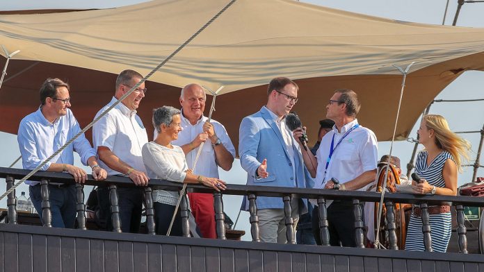 Gesamtwettfahrtleiter Andreas Denecke, der Sportliche Leiter Jens Kath, die LYC-Vorsitzende Andrea Varner-Tümmler, TW-Geschäftsführer Frank Schärffe, Bürgermeister Jan Lindenau und die Moderatoren Ralf Abratis und Maike Jäger eröffneten die Travemünder Woche. Foto: segel-bilder.de