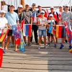 Jugendliche des LYC und Teammitglieder der Wettfahrtleitung sorgten dafür, dass die Flaggen der teilnehmenden Nationen zur Eröffnung geschwenkt wurden. Foto: segel-bilder.de