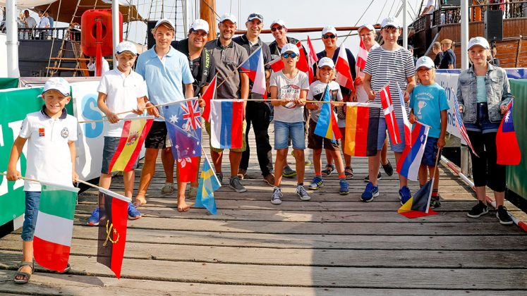 Jugendliche des LYC und Teammitglieder der Wettfahrtleitung sorgten dafür, dass die Flaggen der teilnehmenden Nationen zur Eröffnung geschwenkt wurden. Foto: segel-bilder.de