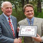 Good old Times: Michael Bertz vom ETC überreicht anno 2001 dem damaligen Bürgermeister Gerhard Fandrey eine „Team-Aktie“ des Eishockeyclubs