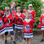 Noch ein bisschen Hoffnung, dass es weitergeht: Die Kids vom Timmendorfer Eishockeyclub stehen vor Sitzungsbeginn gespannt vor dem Rathaus