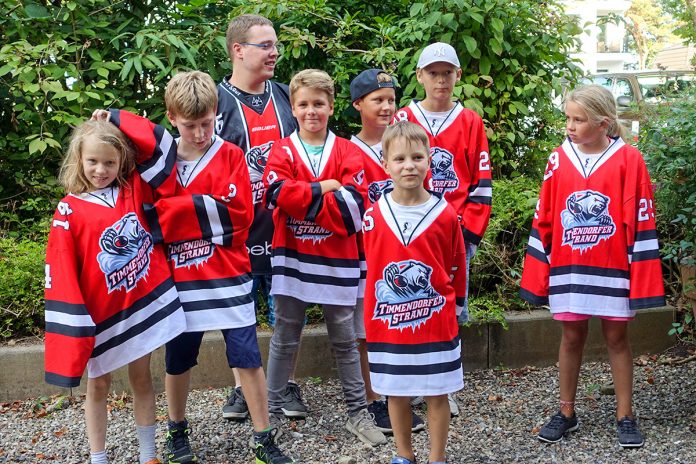 Noch ein bisschen Hoffnung, dass es weitergeht: Die Kids vom Timmendorfer Eishockeyclub stehen vor Sitzungsbeginn gespannt vor dem Rathaus