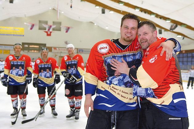 Kultig, erfolgreich, unverzichtbar: Eishockey im ETC hat viele Fans, vor allem Stars wie Corbinian Witting (li) und Marcus Krützfeldt