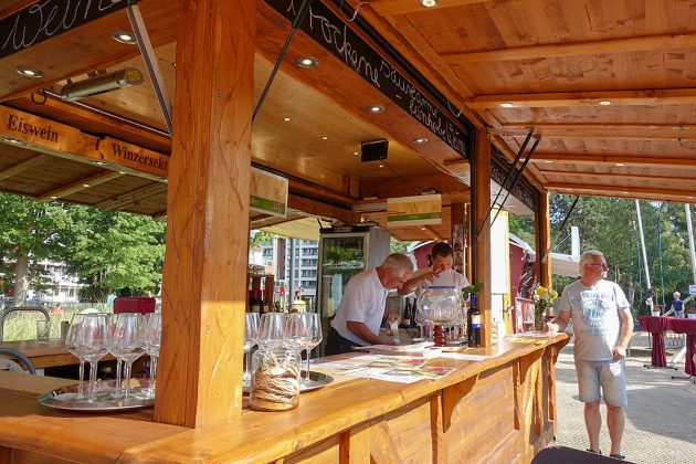 Urige Stände aus massivem Holz laden ein, die Weine zu verkosten