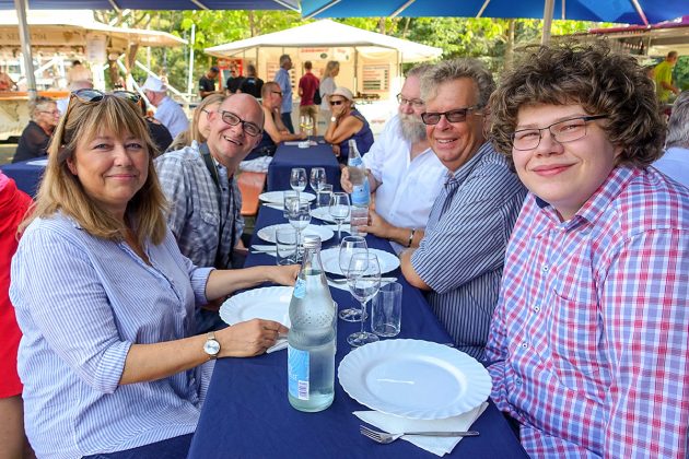 SPD-Politikerin Sandra Redmann (vorne li) und viel Ortsprominenz lässt sich beim Weinfest verwöhnen