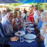 Landrat Reinhard Sager, Bürgermeister Owerien und weitere bekannte Gäste probieren den exzellenten Wein