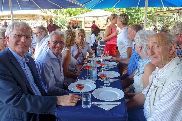 Landrat Reinhard Sager, Bürgermeister Owerien und weitere bekannte Gäste probieren den exzellenten Wein