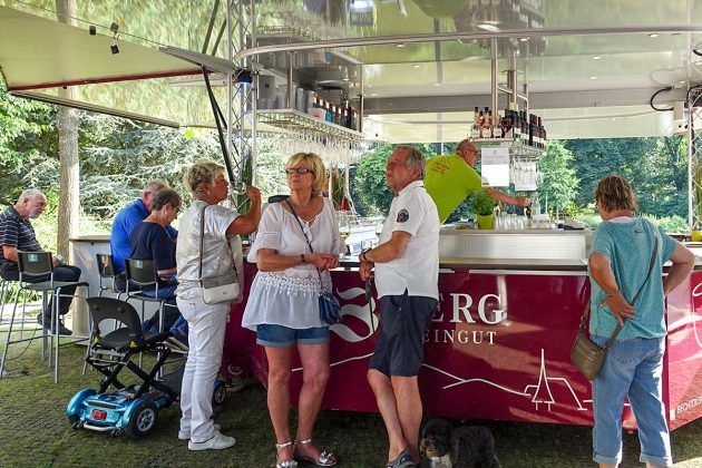 Sonne, Sommer, angenehme Stimmung... dazu ein Glas Wein