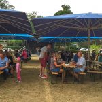 Fröhlich und familiär: Hier sind alle Dorfbewohner dabei