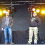 Begrüßung von der Bühne: Lutz Gehrke und Dierk Dürbrook vom Dorfvorstand (v.l.) haben das Fest mit Hilfe der anderen Freiwilligen perfekt organisiert