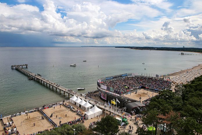 Dicht besetzt, direkt am Meer: die Timmendorfer Ahmann-Hager-Arena ist Schauplatz der Deutschen Beachvolelyball-Meisterschaften (Foto: © Cathrin Mueller/HOCH ZWEI)