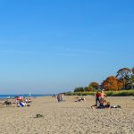 Die meisten Strandkörbe sind schon im Winterquartier, aber der Strand in Niendorf lockt noch immer zum Genuss mit frischer Brise