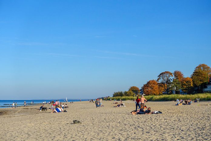 Die meisten Strandkörbe sind schon im Winterquartier, aber der Strand in Niendorf lockt noch immer zum Genuss mit frischer Brise