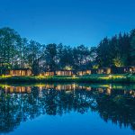 Stimmungsvolles Ambiente am Abend: Ferienhäuser am Gronenberger Mühlensee