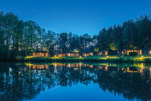 Stimmungsvolles Ambiente am Abend: Ferienhäuser am Gronenberger Mühlensee