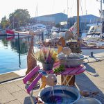 Dekorativer Clou für „Seeleute“: Butt aus Stein mit gescnitzten Schwanzflossen - passt perfekt zum Hafen-Panorama