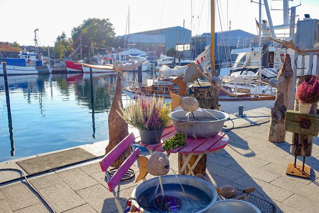Dekorativer Clou für "Seeleute": Butt aus Stein mit gescnitzten Schwanzflossen - passt perfekt zum Hafen-Panorama