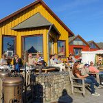 Gemütlicher Platz bei bestem Kaffee: Genießer sitzen rund um die Kafferösterei an der Kaimauer