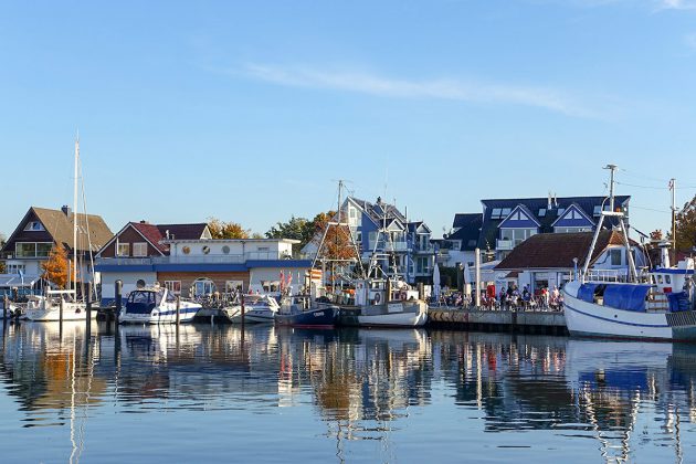 Traumhafte Szenerie für ein besonderes Event: Der Niendorfer Hafen, Idylle mit Yachten und Fischerbooten