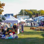 Umrahmt von Schiffen und grünen Wiesen zeigt sich der „Handgemacht“-Markt von seiner schönsten Seite